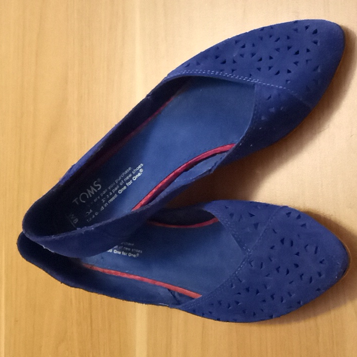Toms "Jutti V2" Blue Cutout Suede Flats In Size 8w